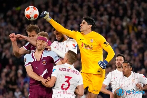 Bono giành được danh hiệu Zamora 2022