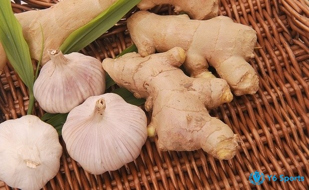 Cho gà đá ăn gừng hoặc đặt gừng vào chuồng gà để giữ ấm cơ thể cho gà