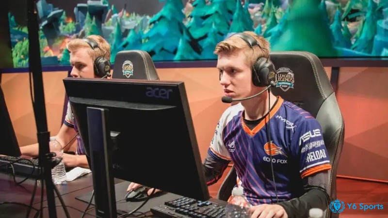 Froggen nổi tiếng với sự xuất sắc khi tham gia vai trò pháp sư đường giữa