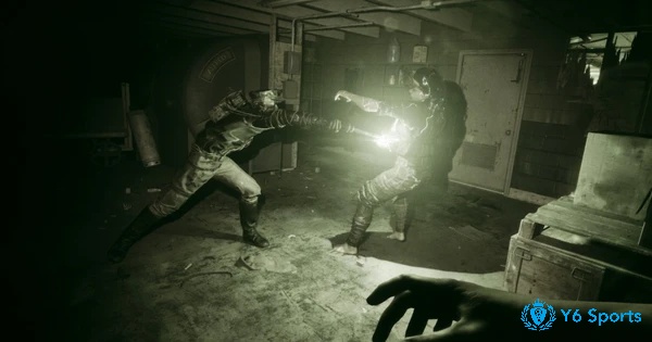 Outlast mang lại trải nghiệm kinh hoàng khi người chơi phải đối mặt với những kẻ điên loạn