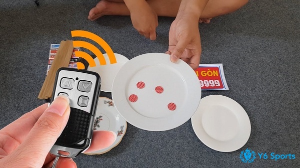 Kỹ thuật lắc đĩa gian lận được người chơi thường luyện tập để có thể kiểm soát chính xác đồng xu bên trong