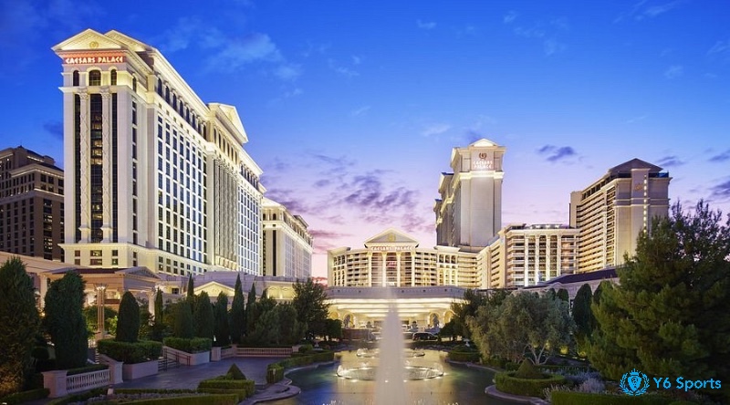 Caesars Palace gây ấn tượng với kiến trúc La Mã cổ đại, khu mua sắm sang trọng và các show diễn hoành tráng