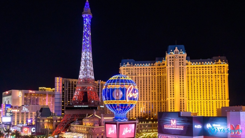 Paris Las Vegas tái hiện Paris thu nhỏ với tháp Eiffel, phố lát đá cuội và trải nghiệm ẩm thực lãng mạn