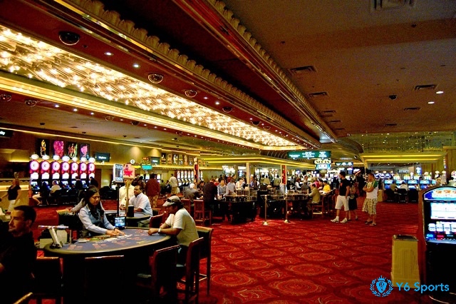 Blackjack chinh phục người chơi nhờ luật đơn giản và kịch tính, trong khi poker và roulette tạo nên sức hút lớn tại các sòng bạc Las Vegas nổi tiếng