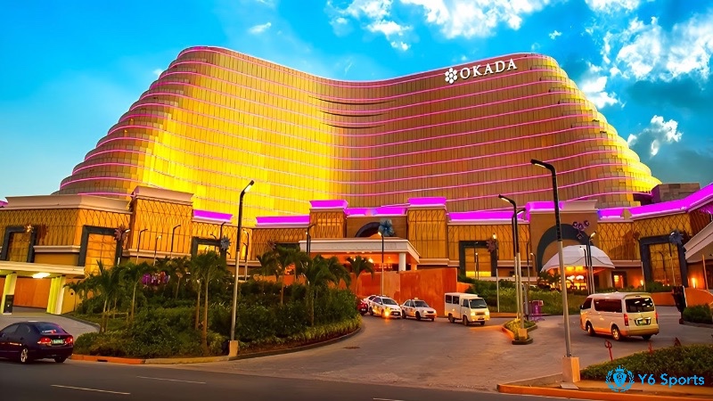 Okada Manila nổi bật với đài phun nước khổng lồ, kiến trúc độc đáo và không gian casino phục vụ đa dạng khách hàng
