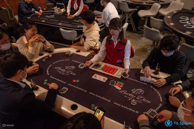 Tôi cần mang theo những gì khi đến trải nghiệm chơi poker tại sòng bạc?