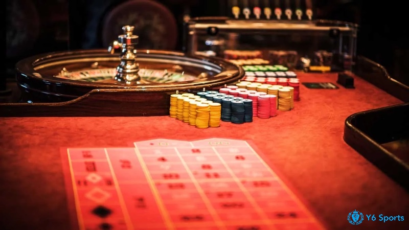 Người chơi theo dãy Fibonacci tăng cược sau thua và lùi hai bước sau thắng, giảm rủi ro so với Martingale nhưng không đảm bảo lợi nhuận