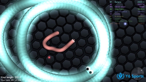 Kỹ thuật cắt đầu chớp nhoáng và vây hãm đối thủ trong game Slither io rắn săn mồi.