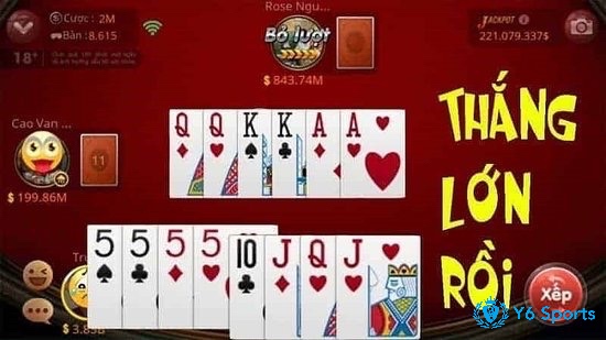 Người chơi tiến lên miền Nam quan sát cách đánh và sắp xếp bài của đối thủ để dự đoán chiến thuật và nâng cao khả năng thắng