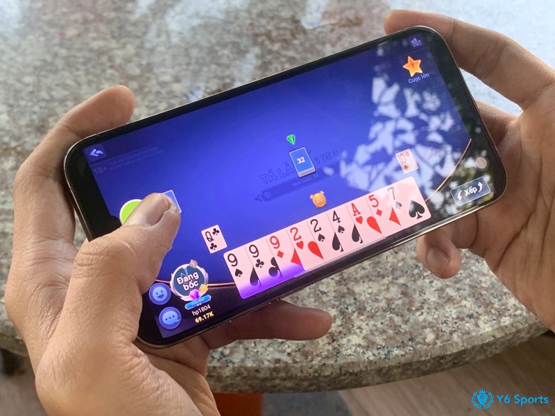 Người chơi Tiến Lên áp dụng chiến thuật dọn bài, ghi nhớ lá lớn và chặt heo hợp lý để giành lợi thế và thắng ván