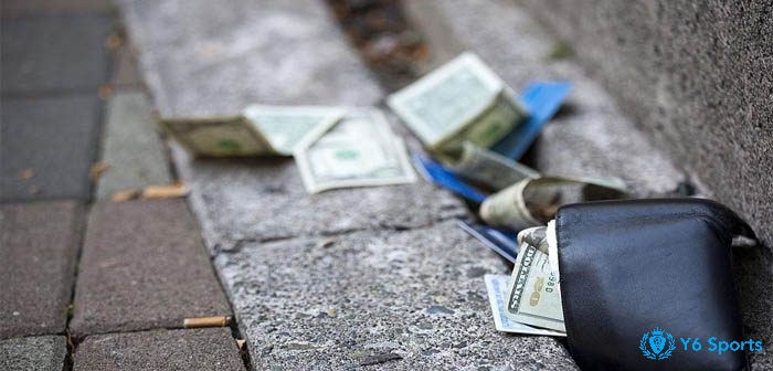 Giấc mơ thấy mất tiền khi đi đường phản ánh những nỗi lo lắng về rủi ro bất ngờ xảy ra với bạn