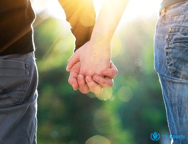Mơ thấy nắm tay người yêu đi qua cầu có ý nghĩa tích cực về chuyện tình cảm và sự gắn kết giữa bạn và người ấy